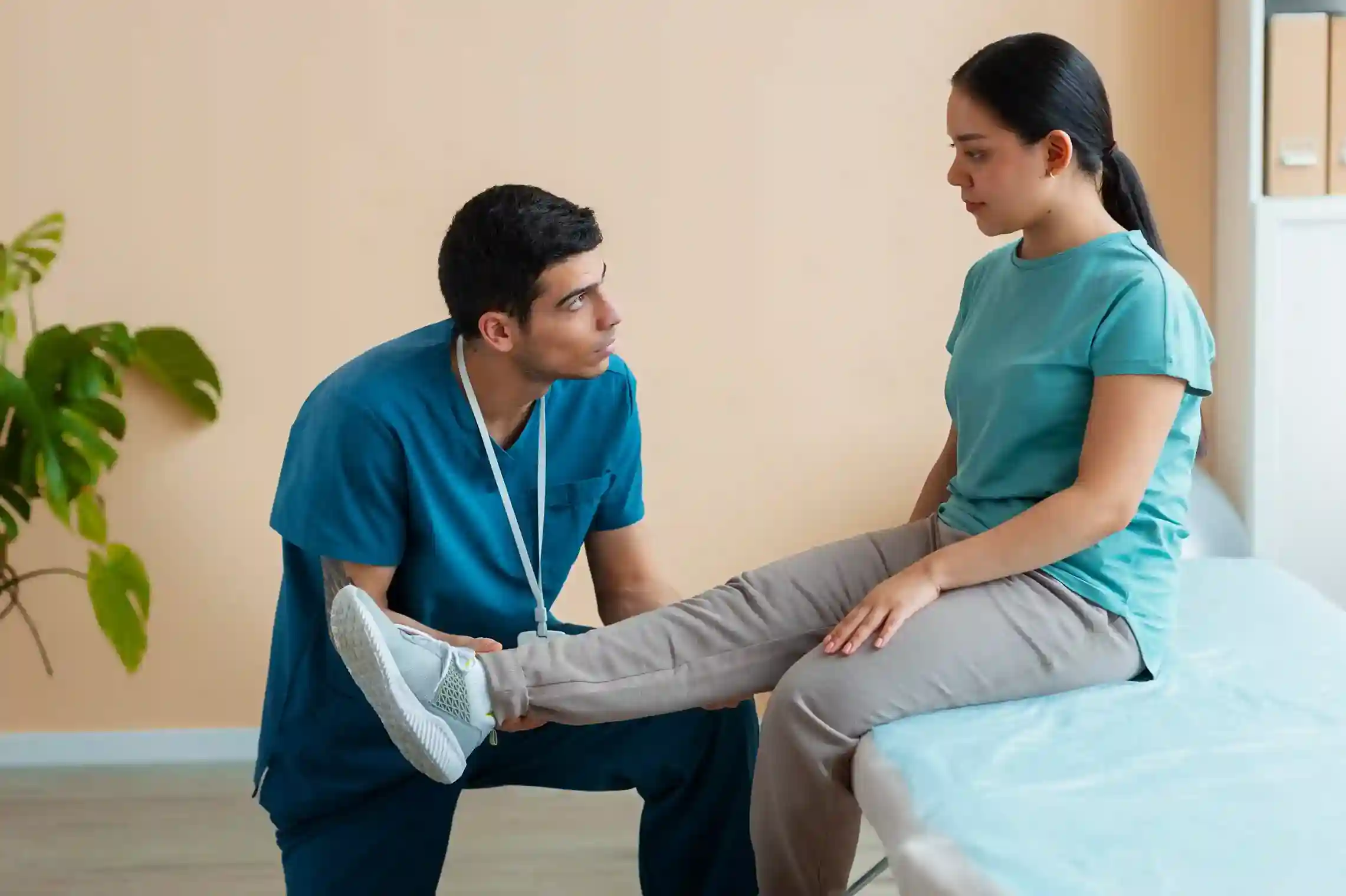 doctor-helping-patient-rehabilitation (2)